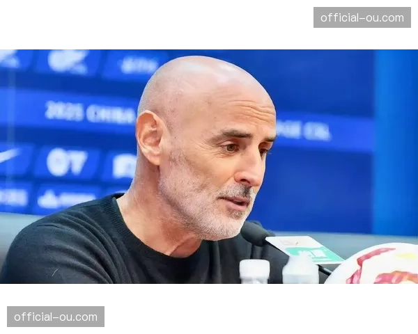 特写镜头：VAR判定海港进球越位无效，主帅穆斯卡特场边抗议染黄