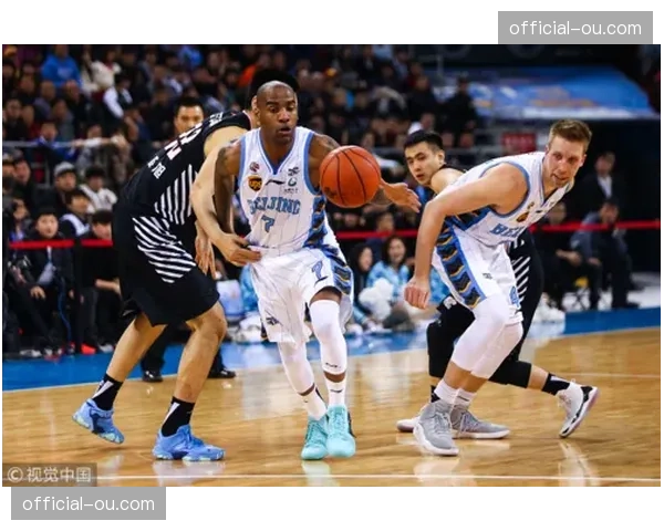 足球纪录片《防线之后》上映，聚焦尼斯俱乐部防守组日常训练