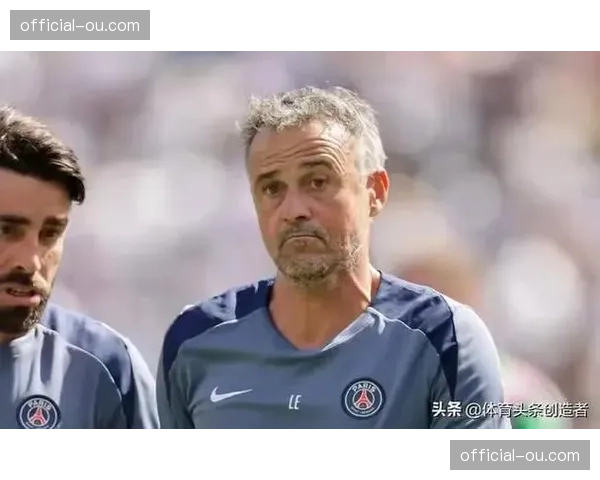 特写：第70分钟高强度压迫导致抽筋，巴黎中场小将维蒂尼亚被换下瞬间